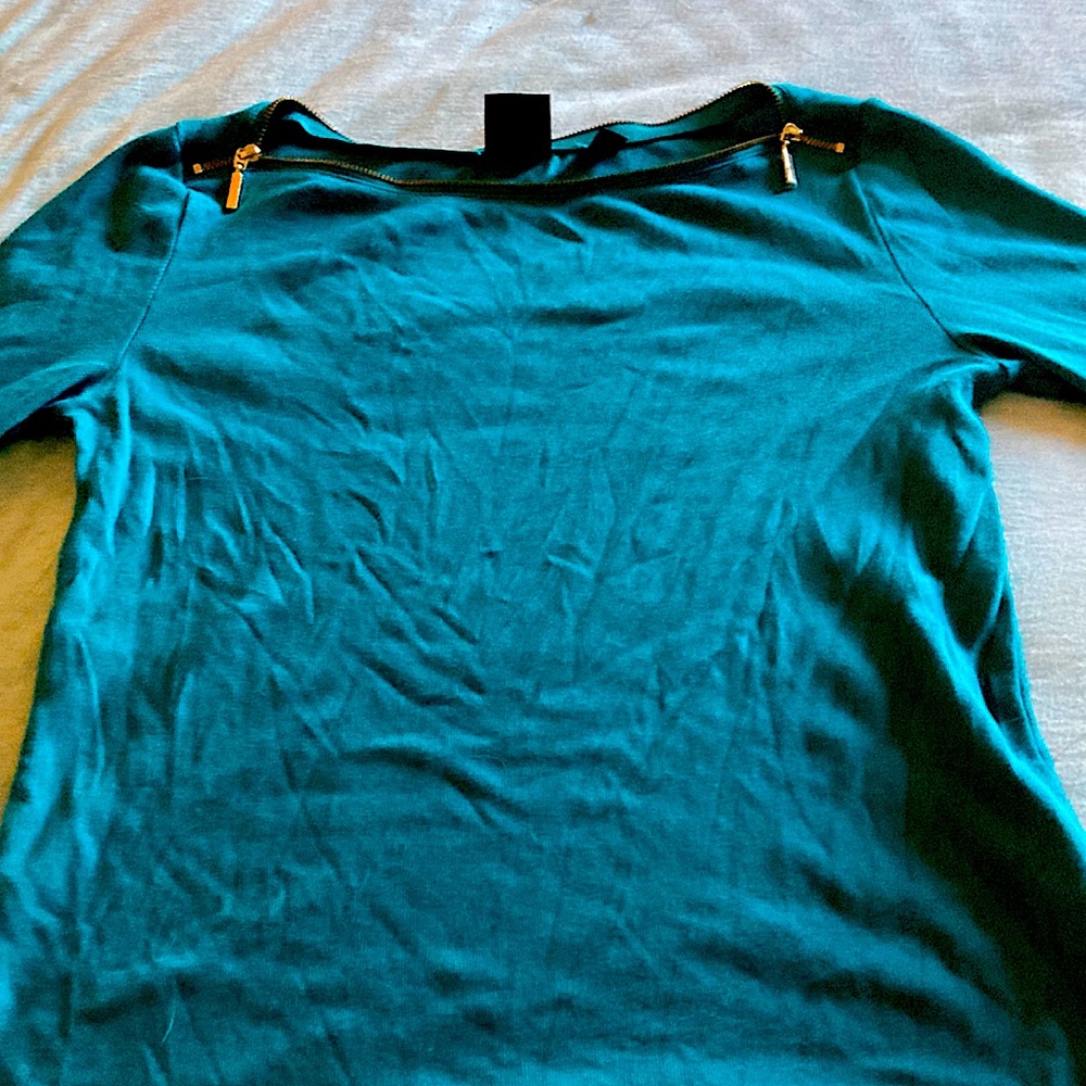 Long sleeve T shirt with zippers on sleeves